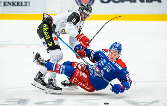 Malmö Redhawks Kim Rosdahl och Oskarshamns Lukas Pilö