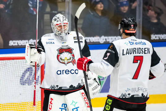 Malmö Redhawks målvakt Adam Werner jublar med Oliver
