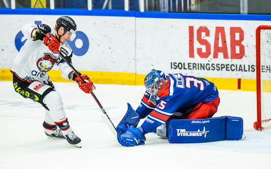 Malmö Redhawks Fredrik Händemark och Oskarshamns målvakt