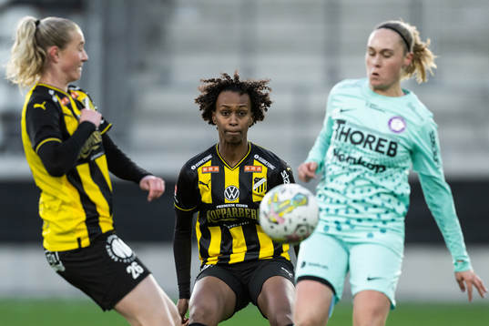 Häckens Alexandra Larsson och Hanna Lofthammar mot Jitex Fanny Linderoth