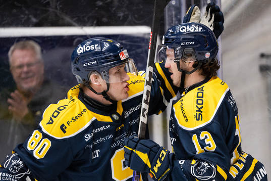 Södertäljes Georgs Golovkovs och Patrick Newell jublar