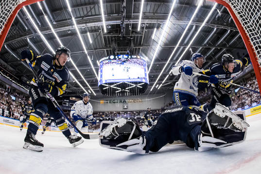 HV71s Emil Andrae och Leksands Carter Ashton och HV71s