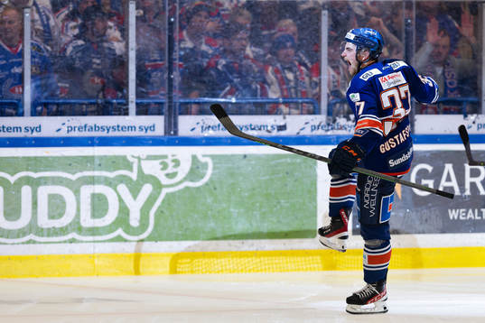 Växjös Glenn Gustafsson jublar