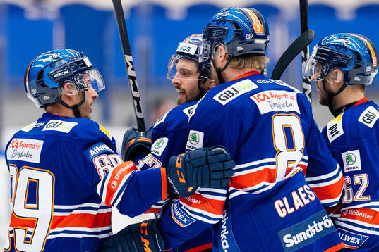 Växjös Jayden Halbgewachs och Lukas Bengtsson jublar