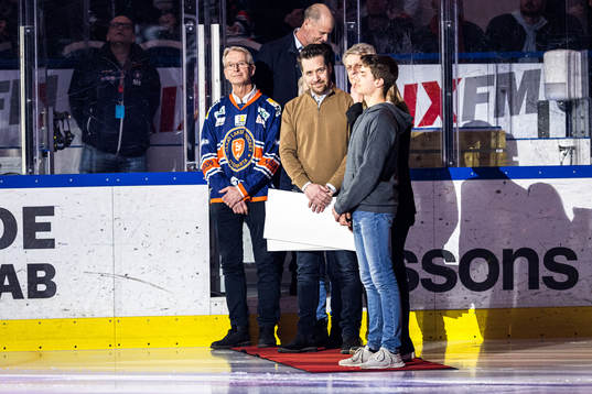 Förbundskapten Sam Hallam delar ut stipendier innan