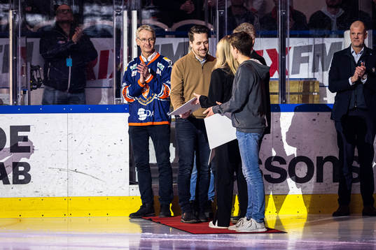 Förbundskapten Sam Hallam delar ut stipendier innan
