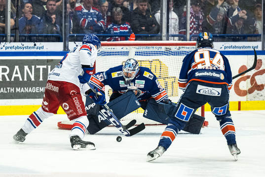 Växjös målvakt Emil Larmi och Oskarshamns Ahti Oksanen