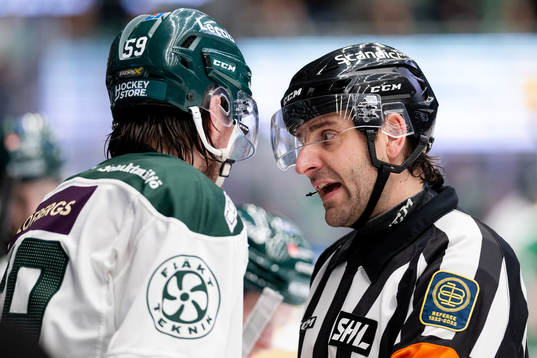 Färjestads Linus Johansson i samtal med Domare Mikael
