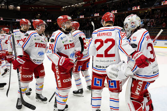 Timrås spelare jublar med målvakt Jacob Johansson