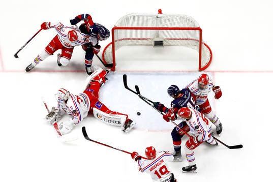 Spel runt liggande Timrås målvakt Jacob Johansson