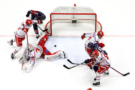 Spel runt liggande Timrås målvakt Jacob Johansson