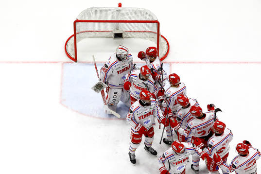 Timrås spelare jublar och tackar målvakt Jacob Johansson