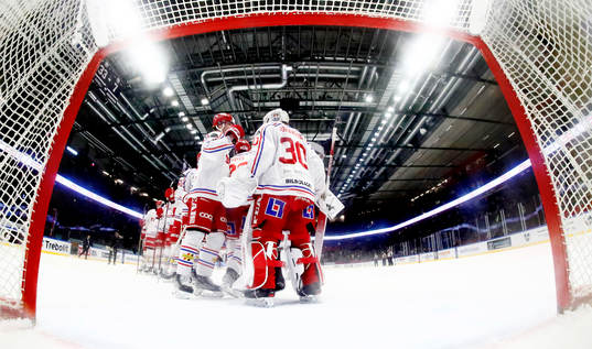 Timrås spelare tackar målvakt Jacob Johansson