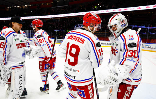 Timrås Erik Andersson tackar målvakt Jacob Johansson