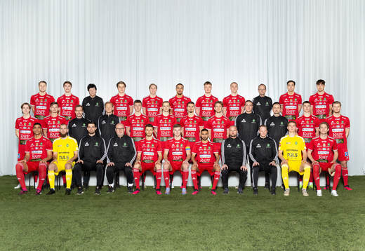  Gustav Broman, Hugo Engström, Materialförvaltare Bengt Gejervall, Linus Mattsson, Samuel Sörman, Darrell Kamden Tibell, Samuel Persson, Oscar Lennerskog, Lagledare Kjell Larsson, Armend Suljev, Hannes Forsgård. Mittenledet från vänster: David Frisk, Oscar Haglund, Naprapat Svante Gustafsson, Massör Harald Svensson, Jonathan Thörner, Lukas Rhöse, Aldin Basic, Hampus Söderström, Analytiker Jesper Lindh, Övergångstränare Kenan Mulahusic, Marc Agerborn, Elias Lindell.