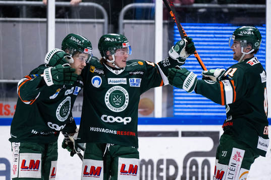 Kristianstads Roope Laavainen jublar med lagkamrater