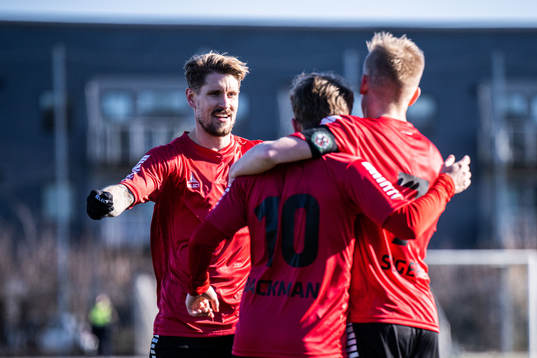 Örebros Victor Backman jublar med David Seger och Daniel