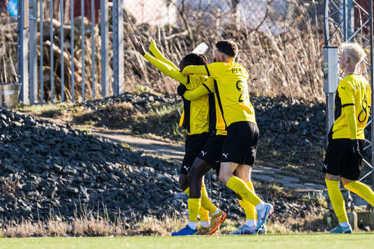 Mjällbys Mamudu Moro, Seedy Jagne  och Noah Persson jublar