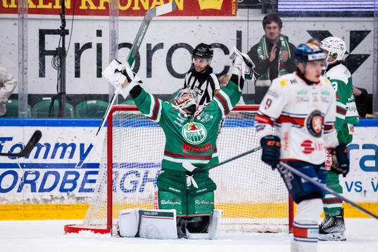 Rögles målvakt Calle Clang jublar