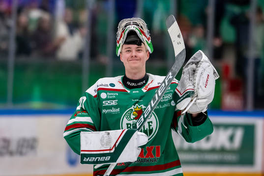 Rögles målvakt Calle Clang jublar