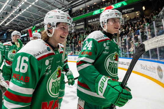 Rögles Valtteri Viljanen  och Marco Kasper jublar