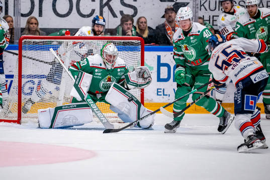 Rögles målvakt Calle Clang  räddar Växjös Miika