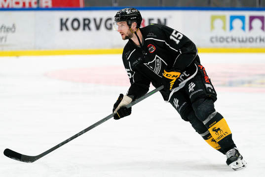 Skellefteås Melker Karlsson  i Arvidsjaurs matchtröja