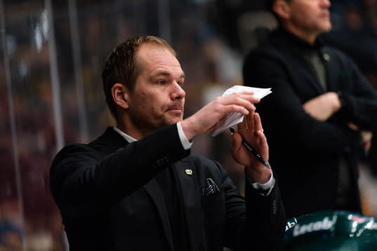 Färjestads huvudtränare Tomas Mitell tar timeout