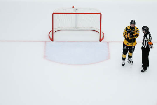 Skellefteås Oscar Möller och domare Pehr Claesson