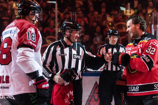 Linjedomare Jan Sandström hyllas av Örebros Rodrigo Abols