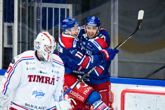 Oskarshamns Ahti Oksanen jublar med Antti Suomela jublar