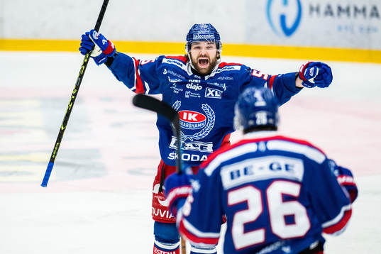 Oskarshamns David Quenneville jublar med Lukas Pilö