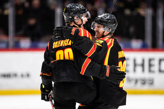 Brynäs David Sklenicka jublar med Johannes Kinnvall
