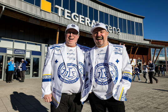 Bäcker och Mackan utanför Tegera Arena innan
