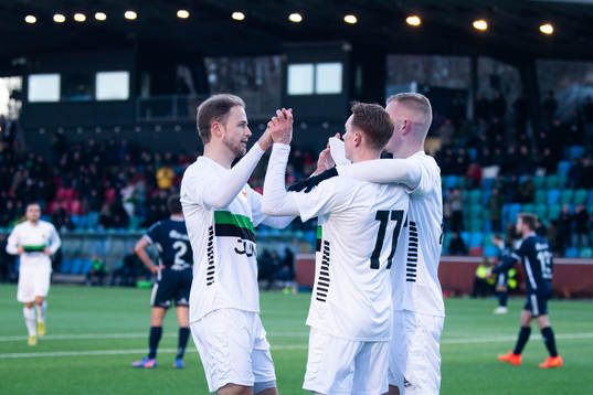 GAIS Julius Lindberg jublar med Rickard Emeka Friday och Alexander Ahl Holmström efter 0-2