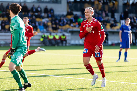 IFK Norrköpings Arnor Sigurdsson jublar efter 0-3 på straff