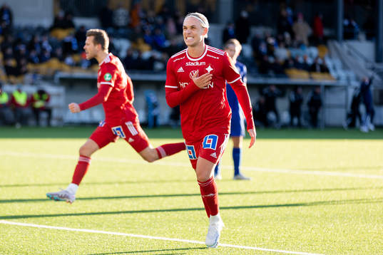 IFK Norrköpings Arnor Sigurdsson jublar efter 0-3 på straff