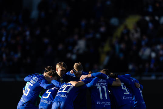 IFK Göteborgs spelare samlade innan fotbollsmatchen i Svenska Cupen mellan IFK Göteborg och IFK Norrköping den 5 mars 2023 i Göteborg. 