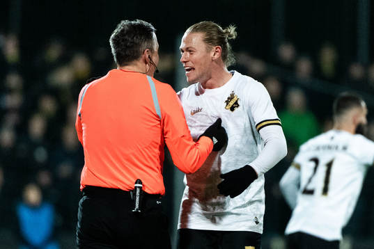 AIKs Viktor Fischer i diskussion med domare Bojan Pandzic