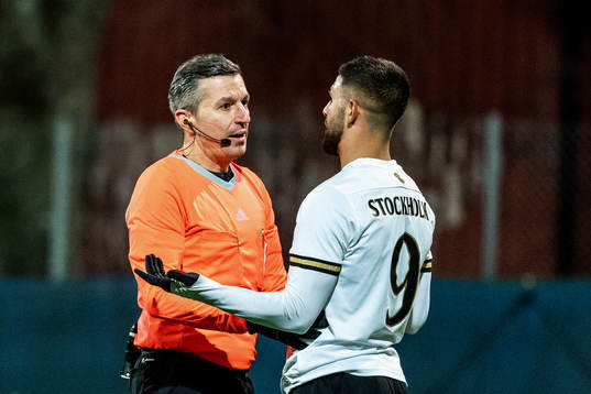 Domare Bojan Pandzic i diskussion med AIKs Omar Faraj