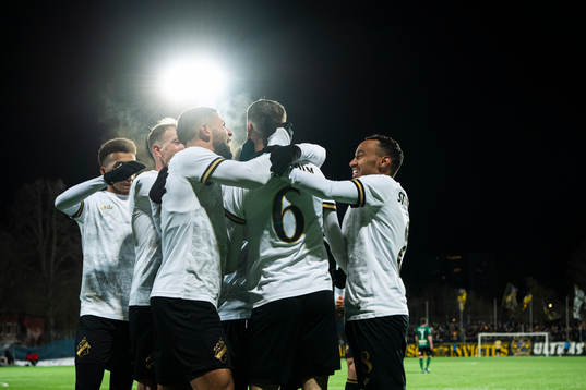 AIKs Jetmir Haliti jublar med lagkamrater efter 2-0