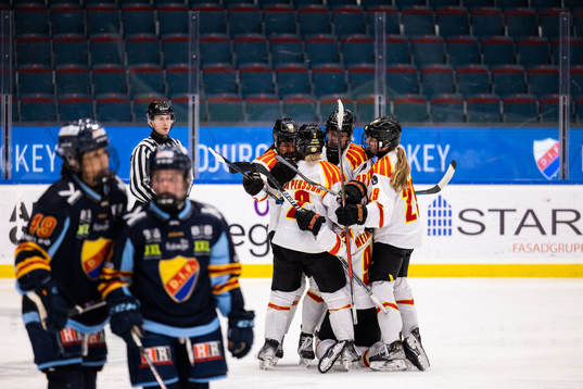 Brynäs Anna Meixner jublar med lagkamrater