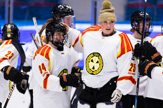 Brynäs Anna Meixner omfamnas av lagkamrater
