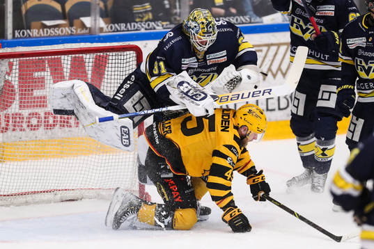 HV71s målvakt Joni Ortio och Skellefteås Oscar Möller