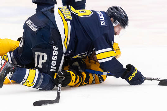 HV71s Taylor Matson och Skellefteås Pär Lindholm
