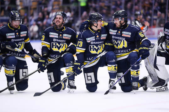 HV71s Måns Lindbäck och Fredrik Forsberg jublar