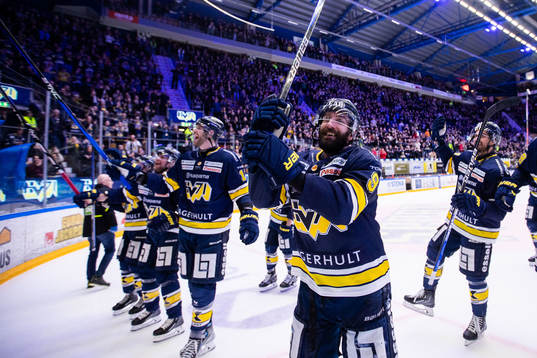 HV71s Taylor Matson jublar med lagkamrater