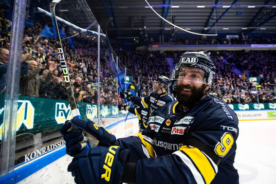 HV71s Taylor Matson jublar
