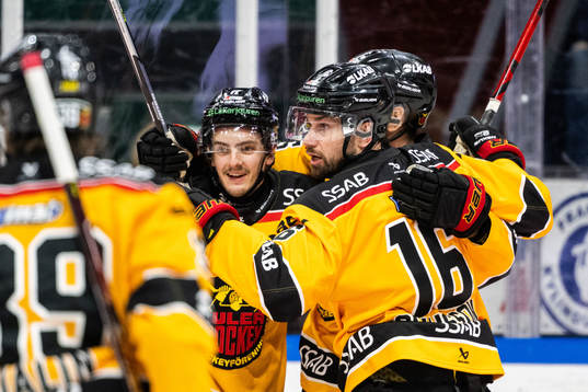 Luleås Isac Brännström och Niklas Olausson jublar med