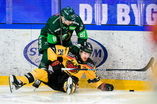 Färjestads Theodor Lennström och Luleås Brendan Shinnimin